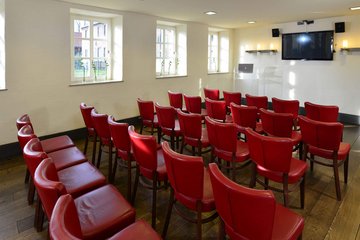 Seminarraum mit Stuhlreihen