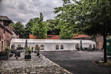Innenhof mit Zelt