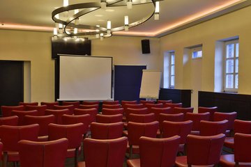 Sälchen mit Stuhlreihen